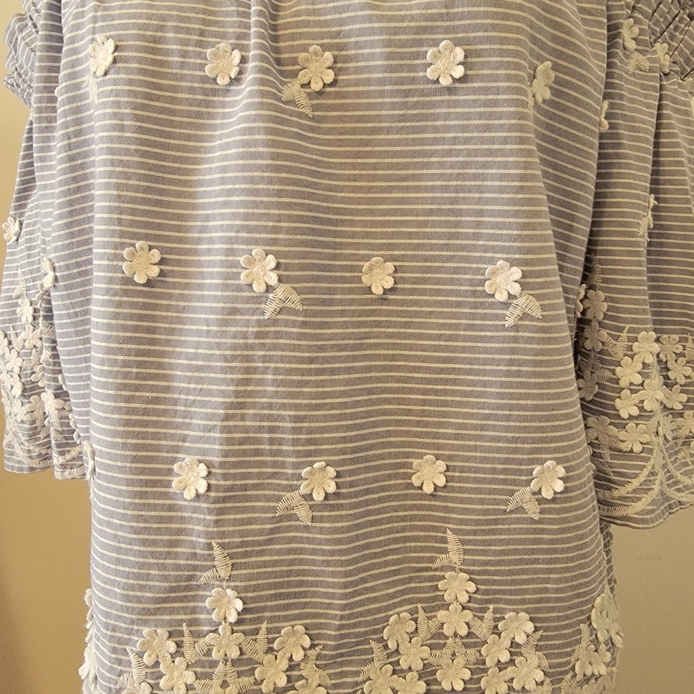 A New Day Blue and White off the shoulder top with daisies M - Picture 2 of 3